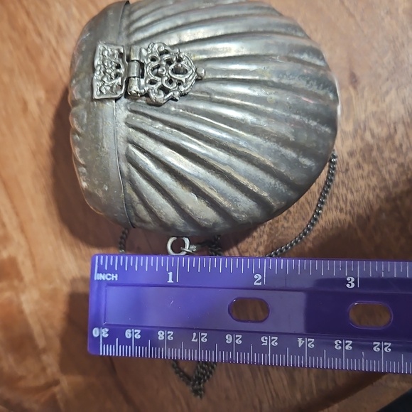 Shell-shaped silver-tone Vintage Clutch with Chain - Picture 5 of 9